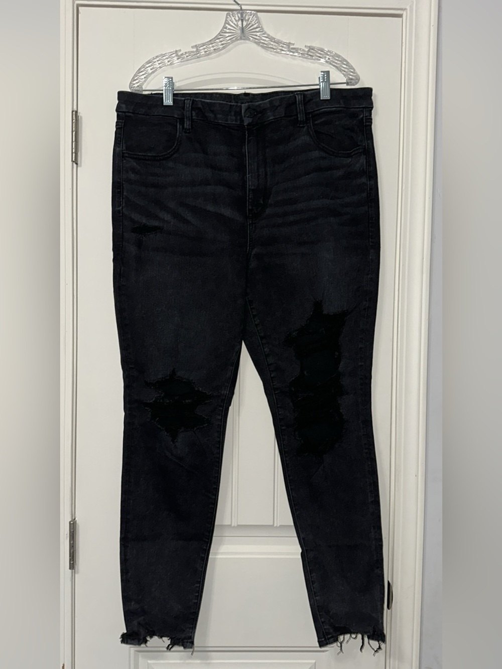 American Eagle Outfitters Black Distressed Jegging | 20R